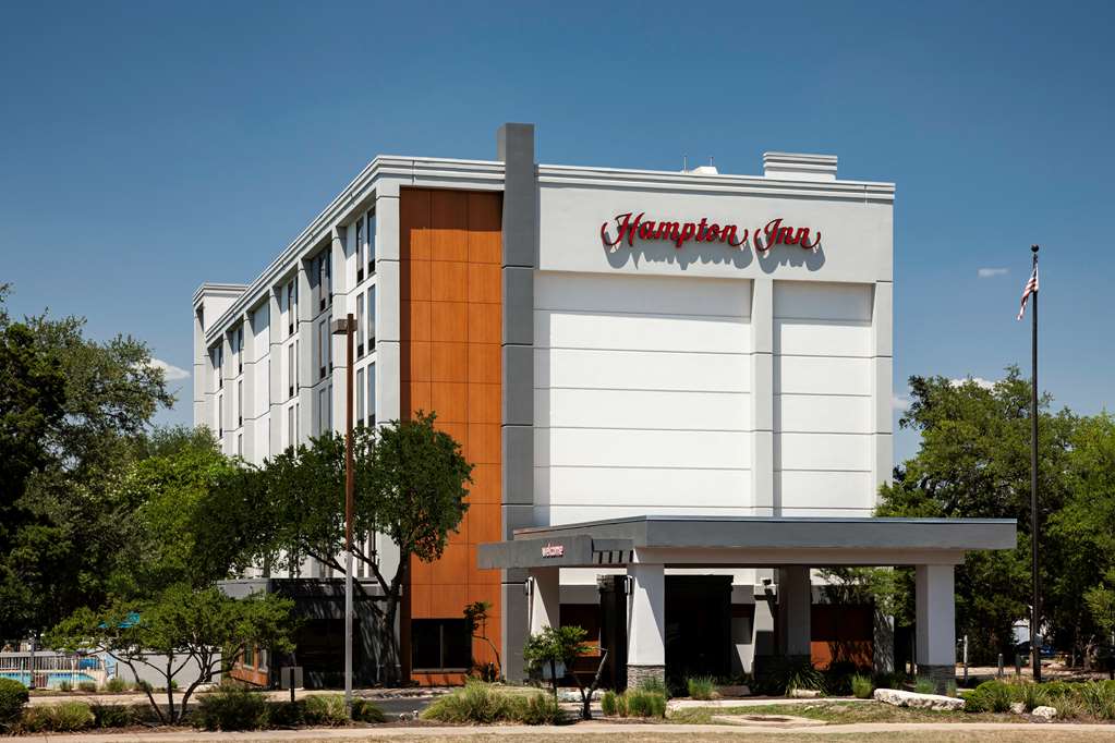 Picture of the front of Hampton Inn.